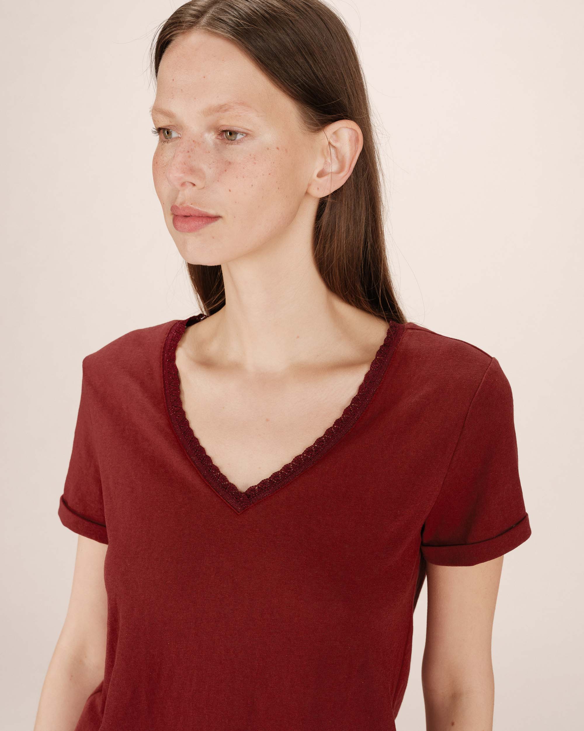 T-shirt col v en dentelle bordeaux Space