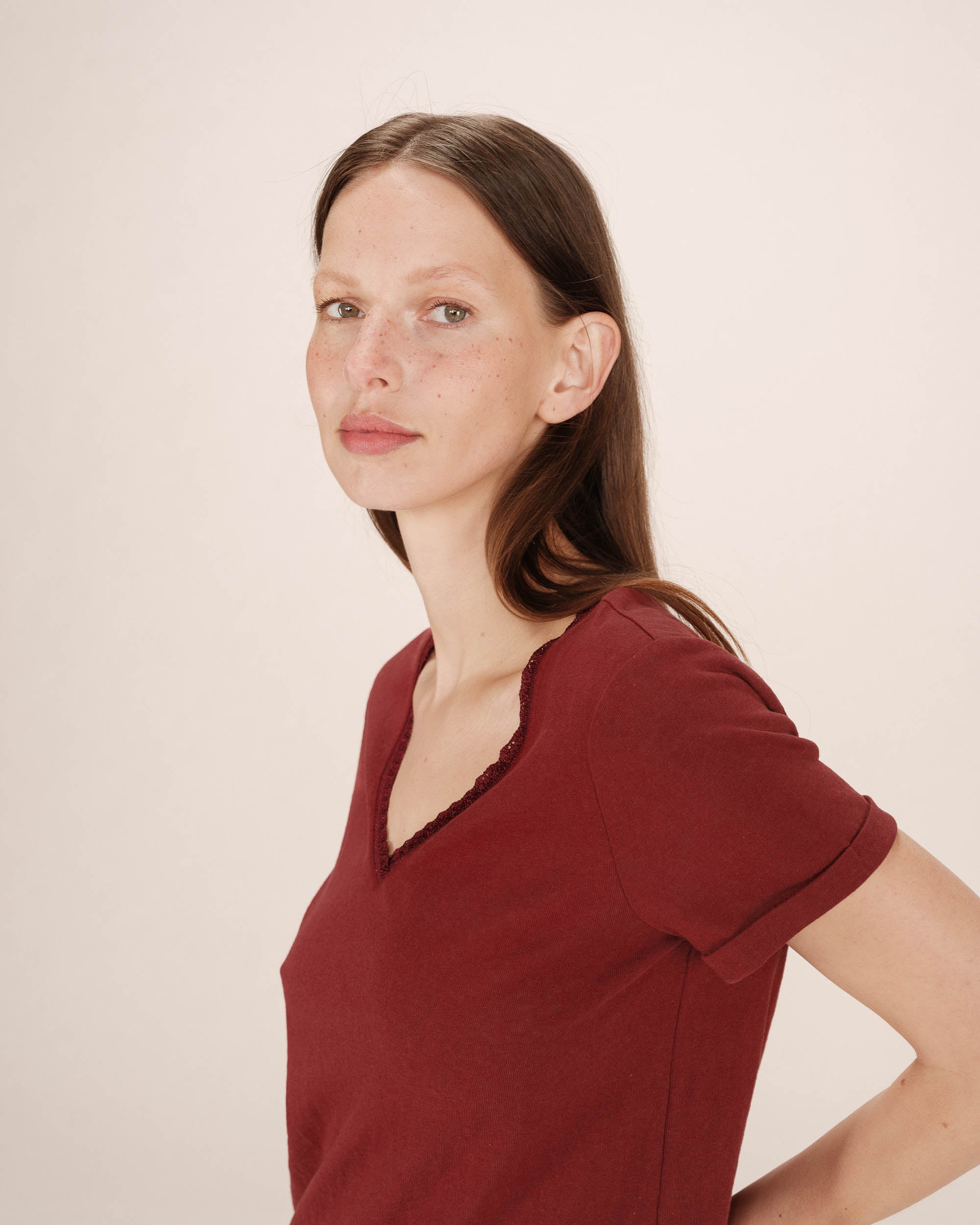 T-shirt col v en dentelle bordeaux Space