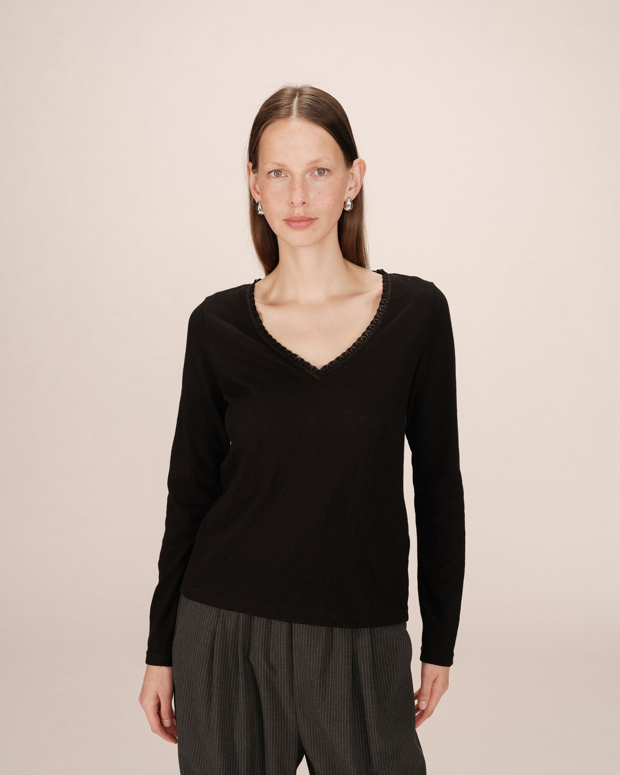 Lace v-neck t-shirt black Selton