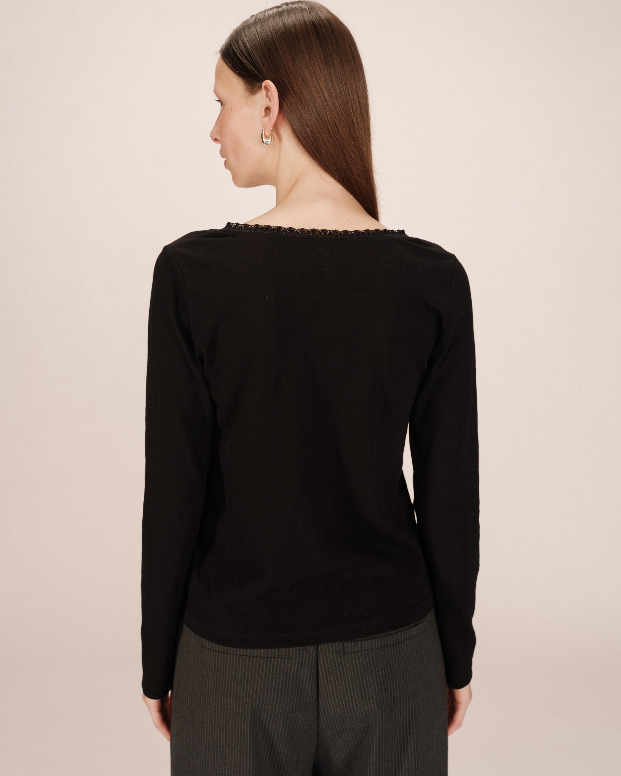 Lace v-neck t-shirt black Selton