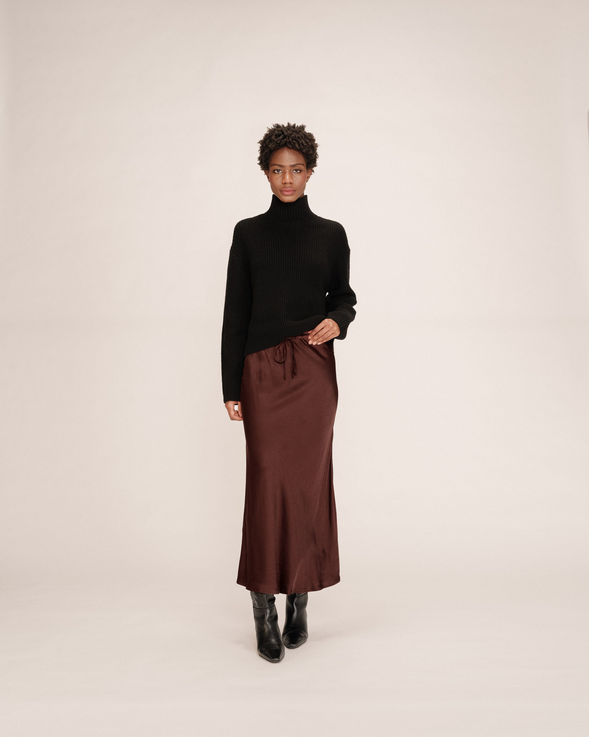 Jupe longue en satin chocolat Talmas