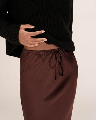 Jupe longue en satin chocolat Talmas