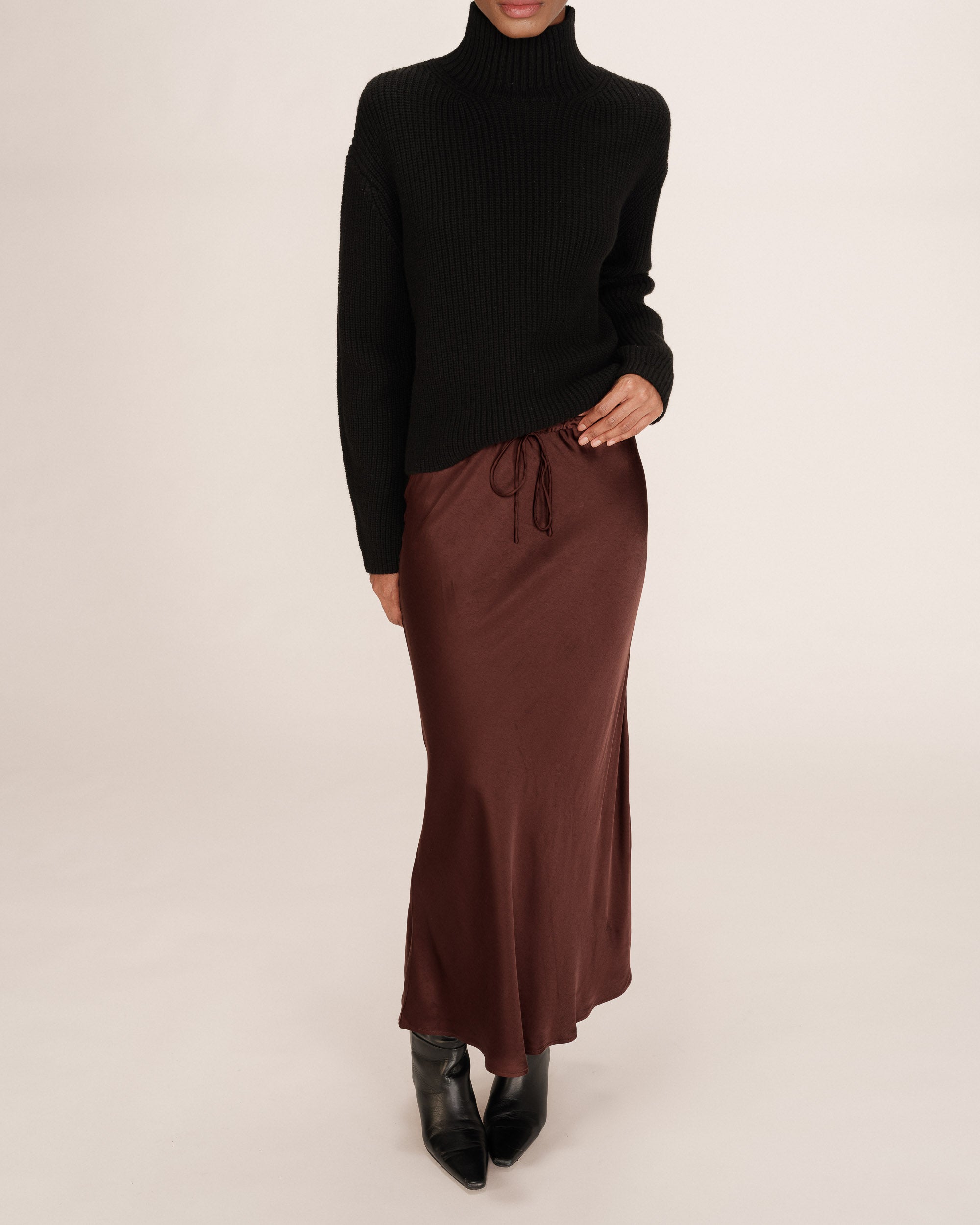 Jupe longue en satin chocolat Talmas