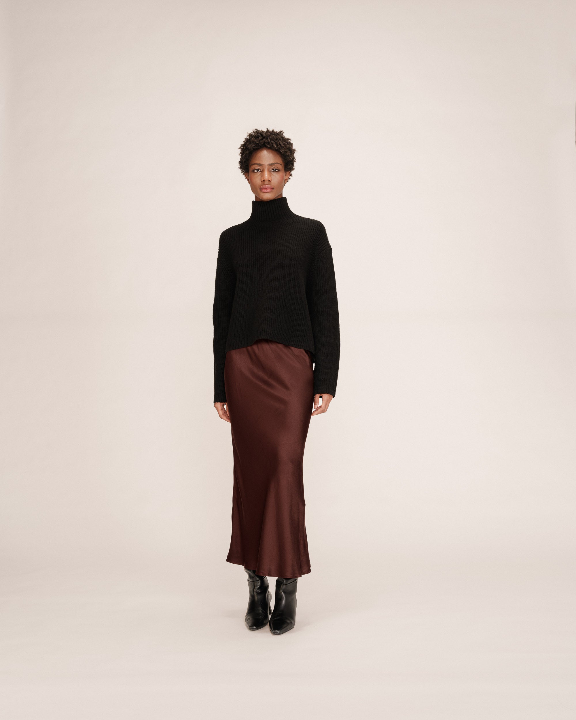 Jupe longue en satin chocolat Talmas