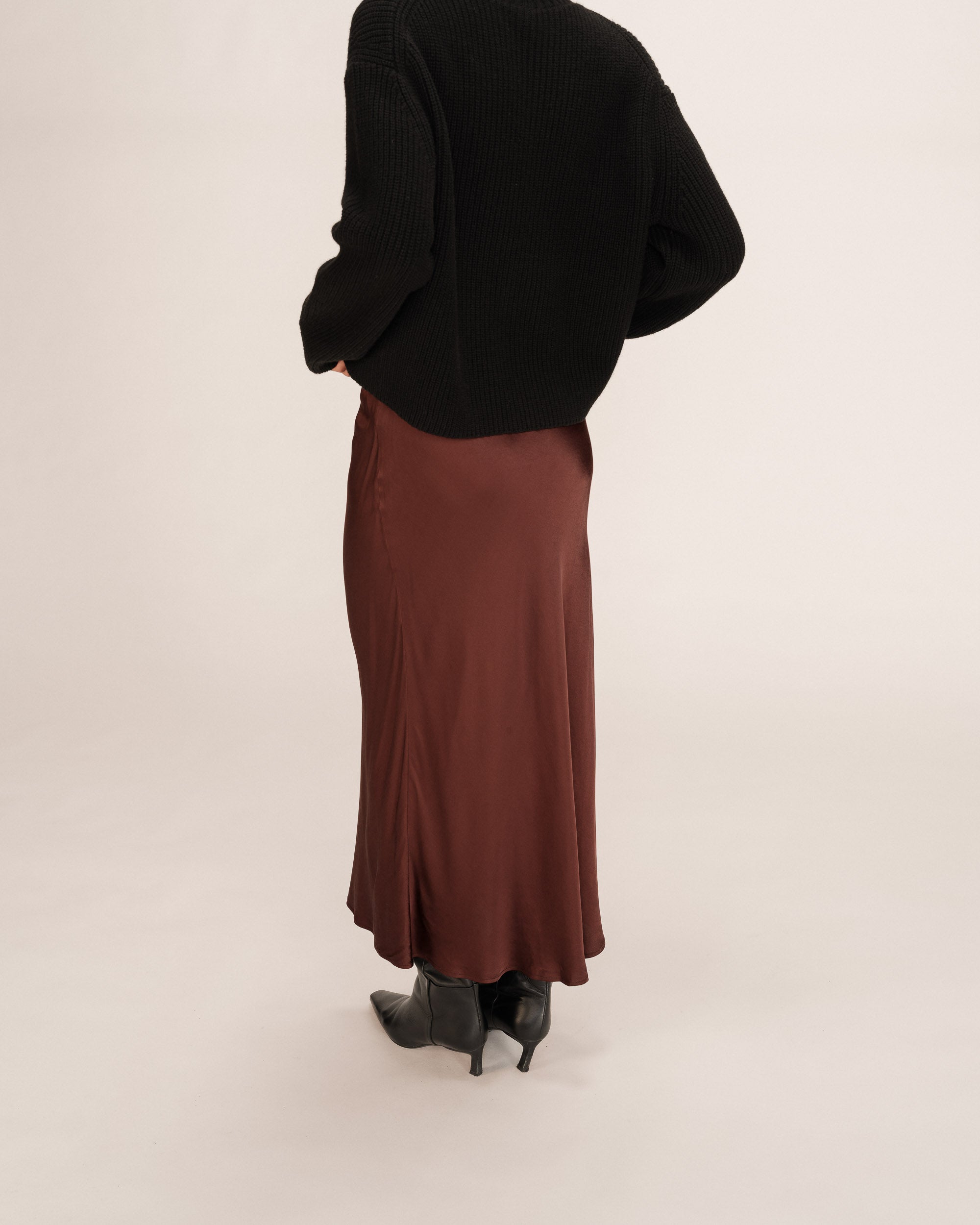 Jupe longue en satin chocolat Talmas