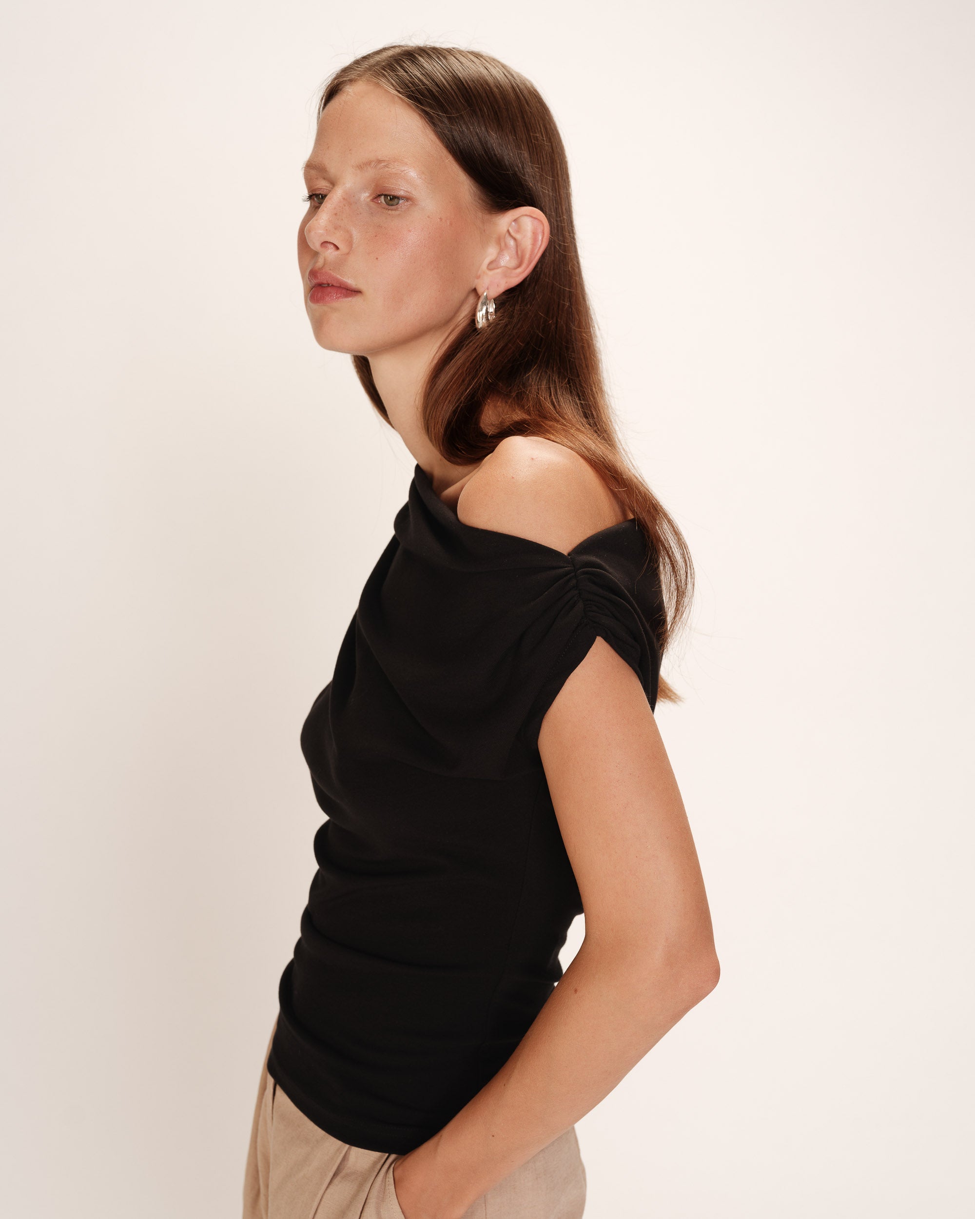 Top asymetrique drape noir Rotonde