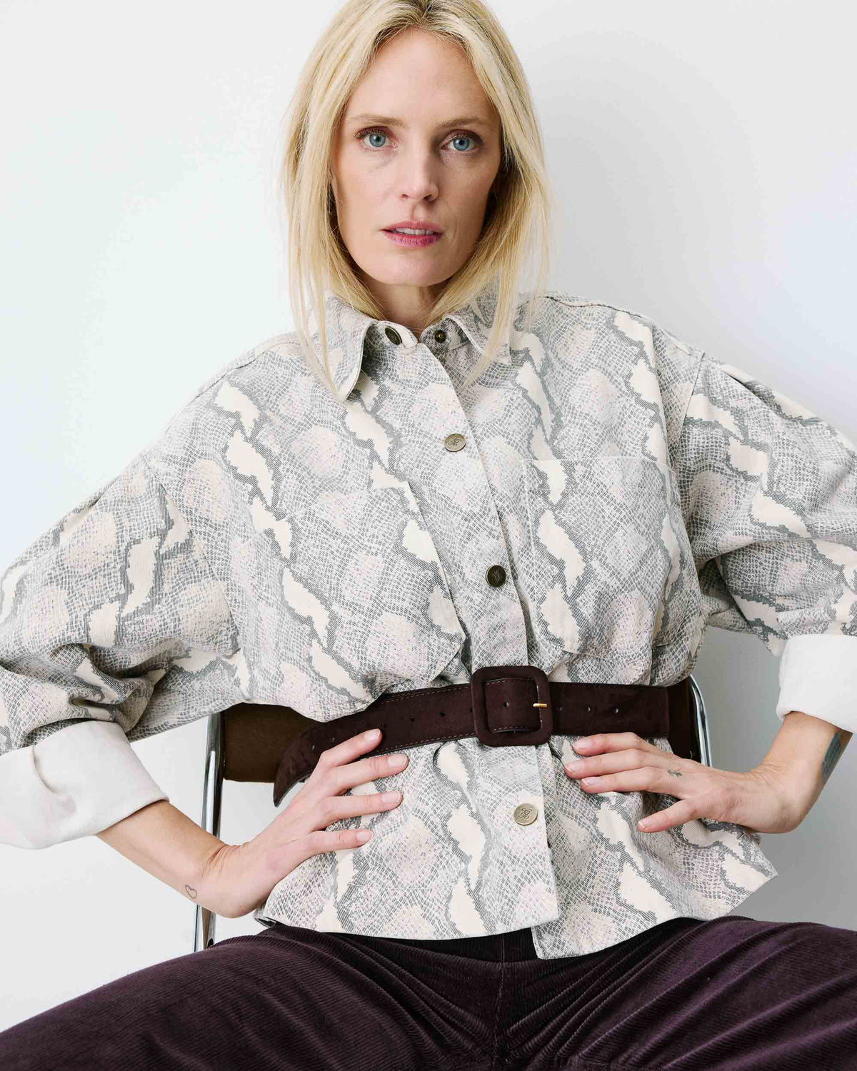 Camisa de denim estampada python Adriana
