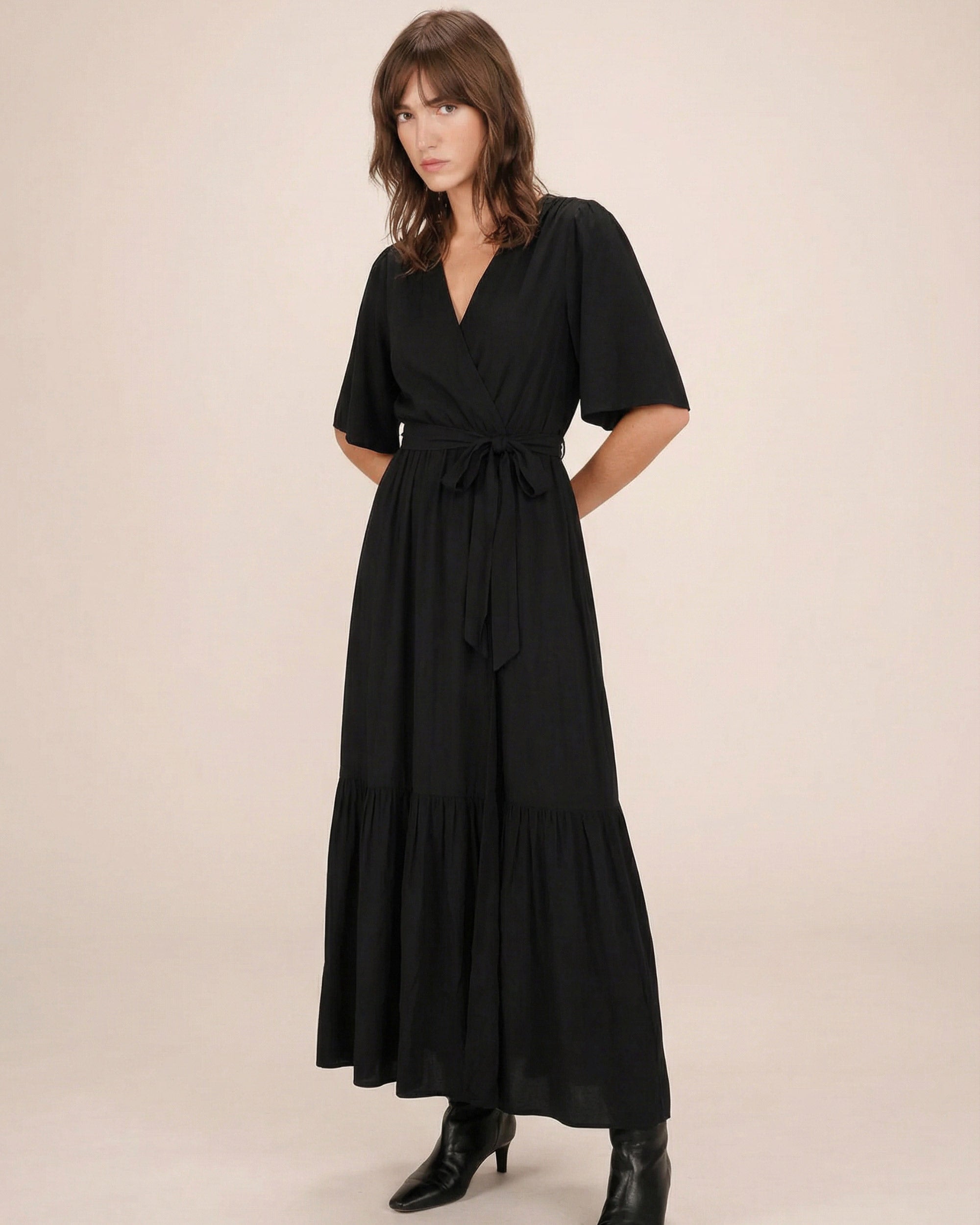 Vestido largo ajustado con volante noir Sequoia