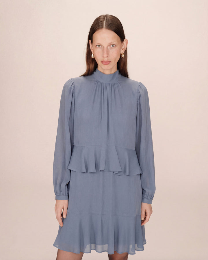 Vestido corto fluido con volante bleuet Sahelle