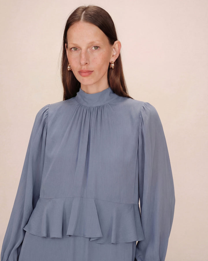 Vestido corto fluido con volante bleuet Sahelle
