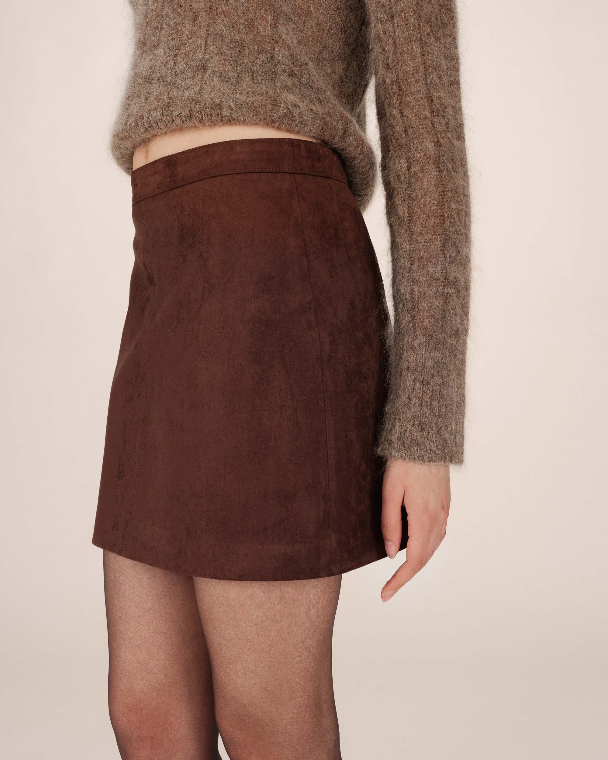 Jupe courte suedine chocolat Surprenante