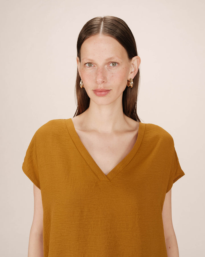 Flowy v-neck top ocre Season