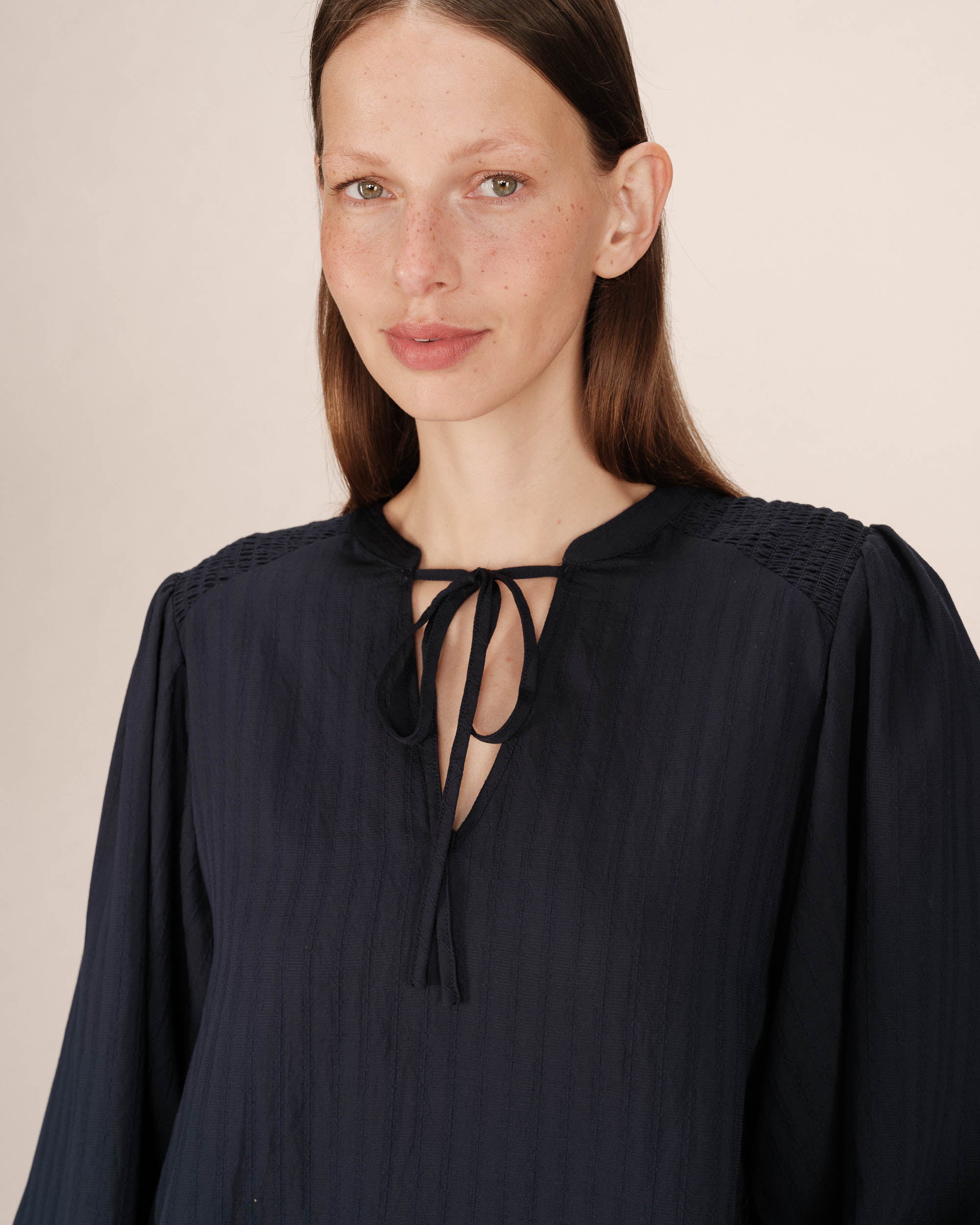 Tie-neck blouse navy Serinda