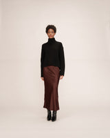 Jupe longue en satin chocolat Talmas