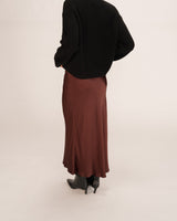 Jupe longue en satin chocolat Talmas