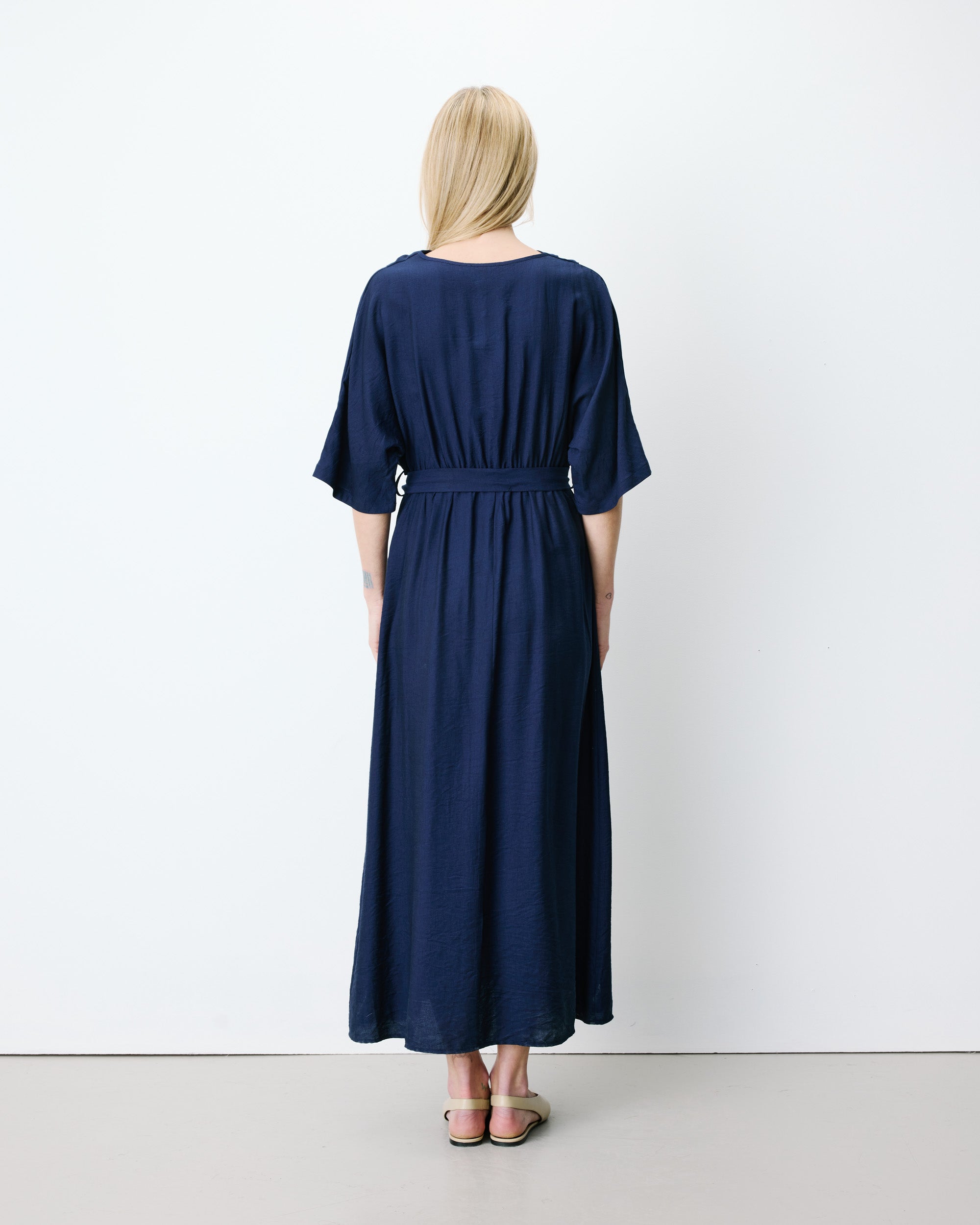 Robe longue évasée col V croisé marine Amelia