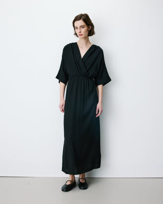 Robe longue évasée col V croisé noir Amelia