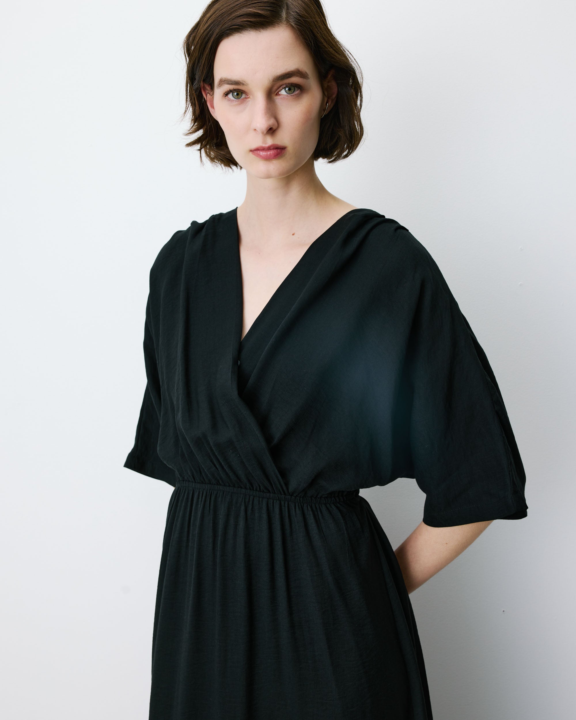 Robe longue évasée col V croisé noir Amelia