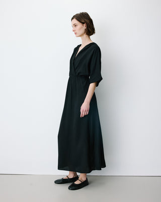Robe longue évasée col V croisé noir Amelia