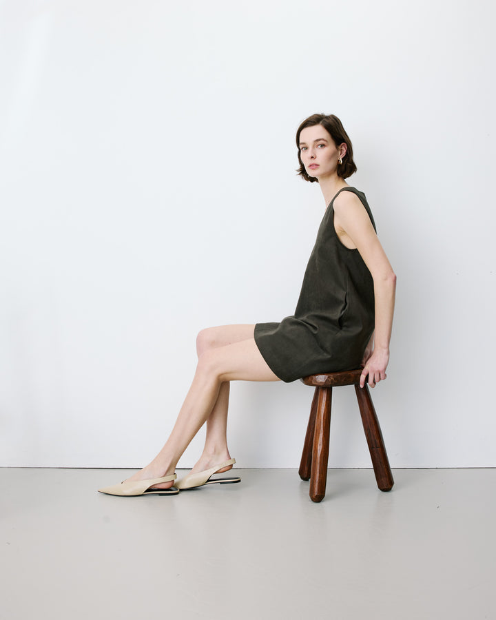 Robe courte sans manches en suédine kaki Anaya