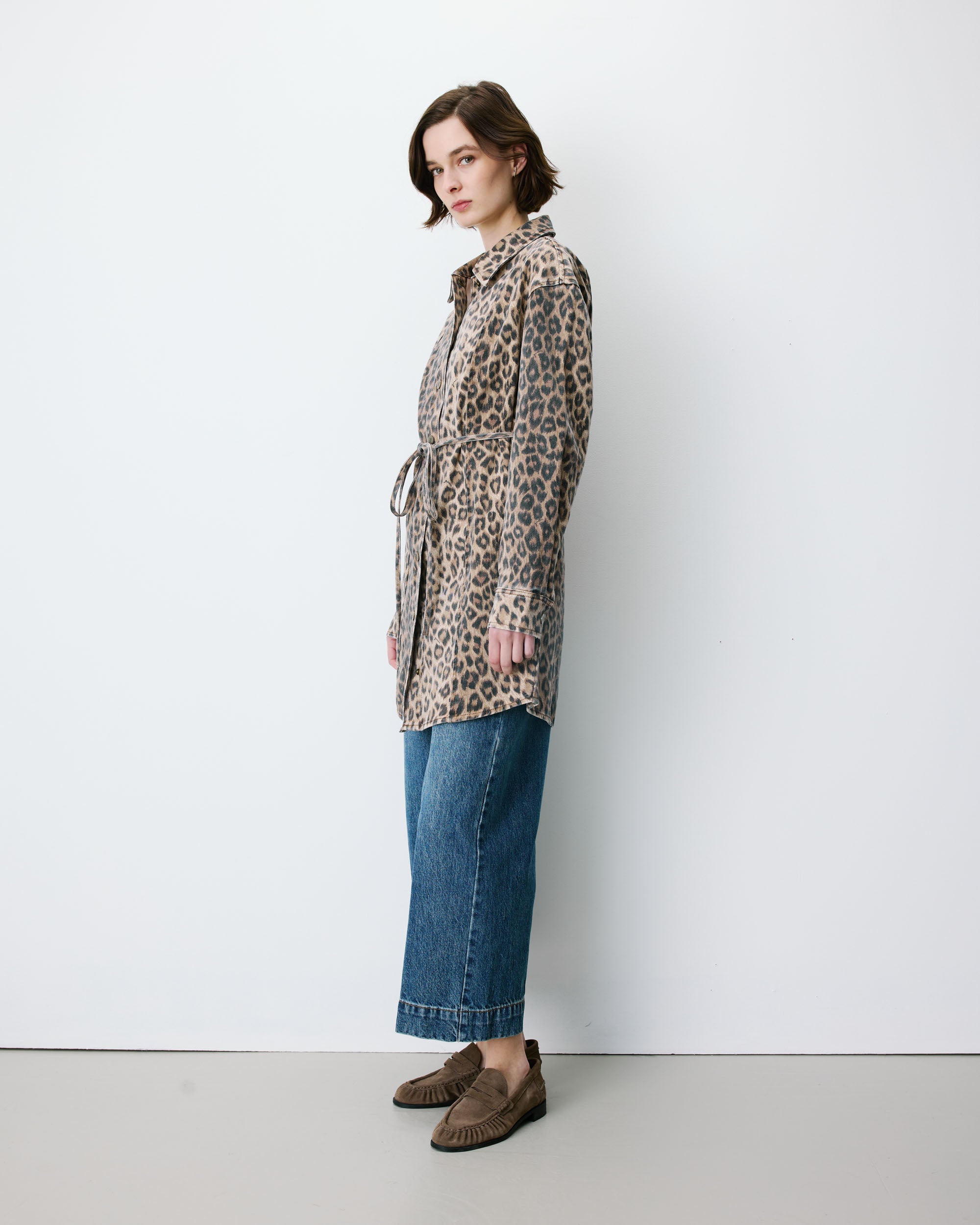 Robe chemise courte en denim à motif leo Alizee