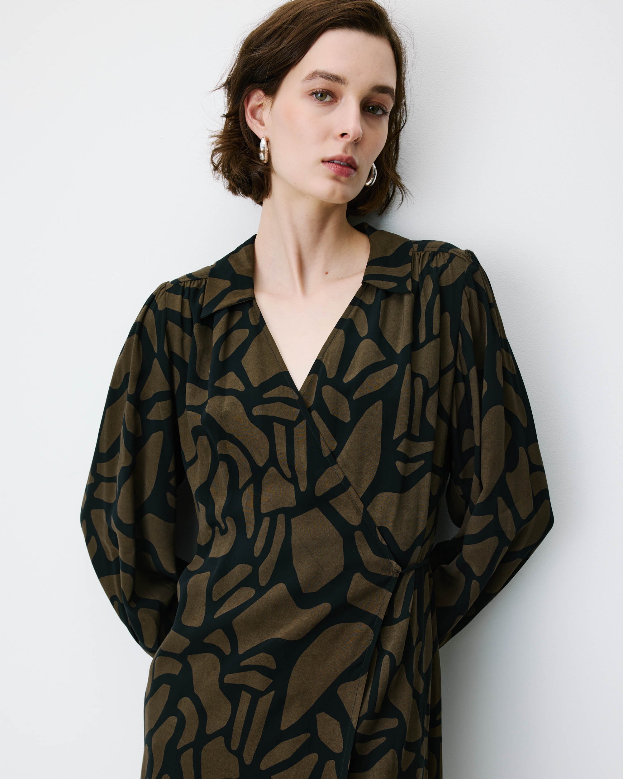 Robe courte portefeuille à motif kaki Anika