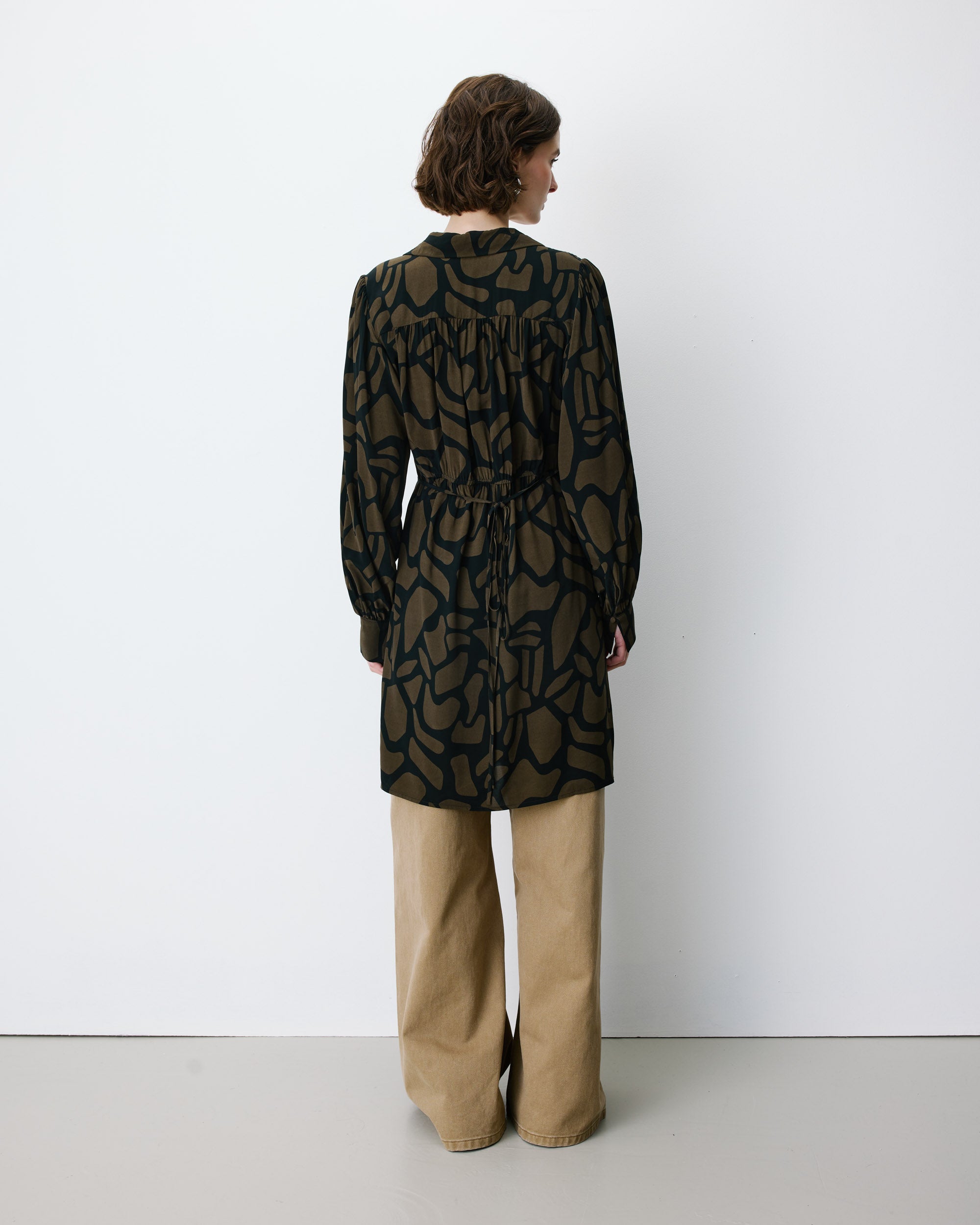 Robe courte portefeuille à motif kaki Anika