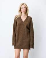 Vestido-camisola curto oversize com decote em V chocolate Airina