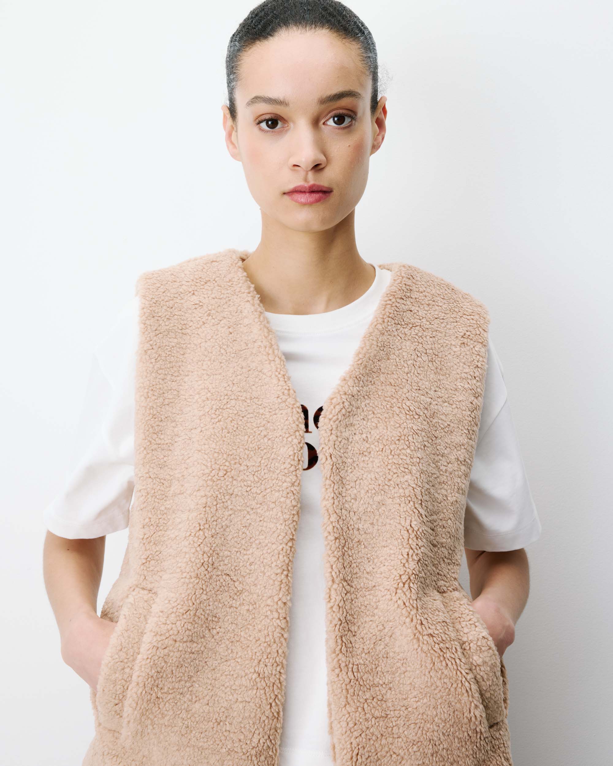 Veste sans manches en fausse shearling beige Avery
