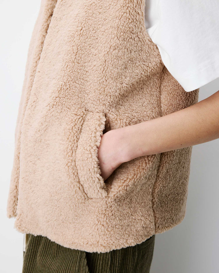 Veste sans manches en fausse shearling beige Avery