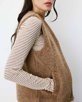 Veste sans manches en fausse shearling taupe Avery