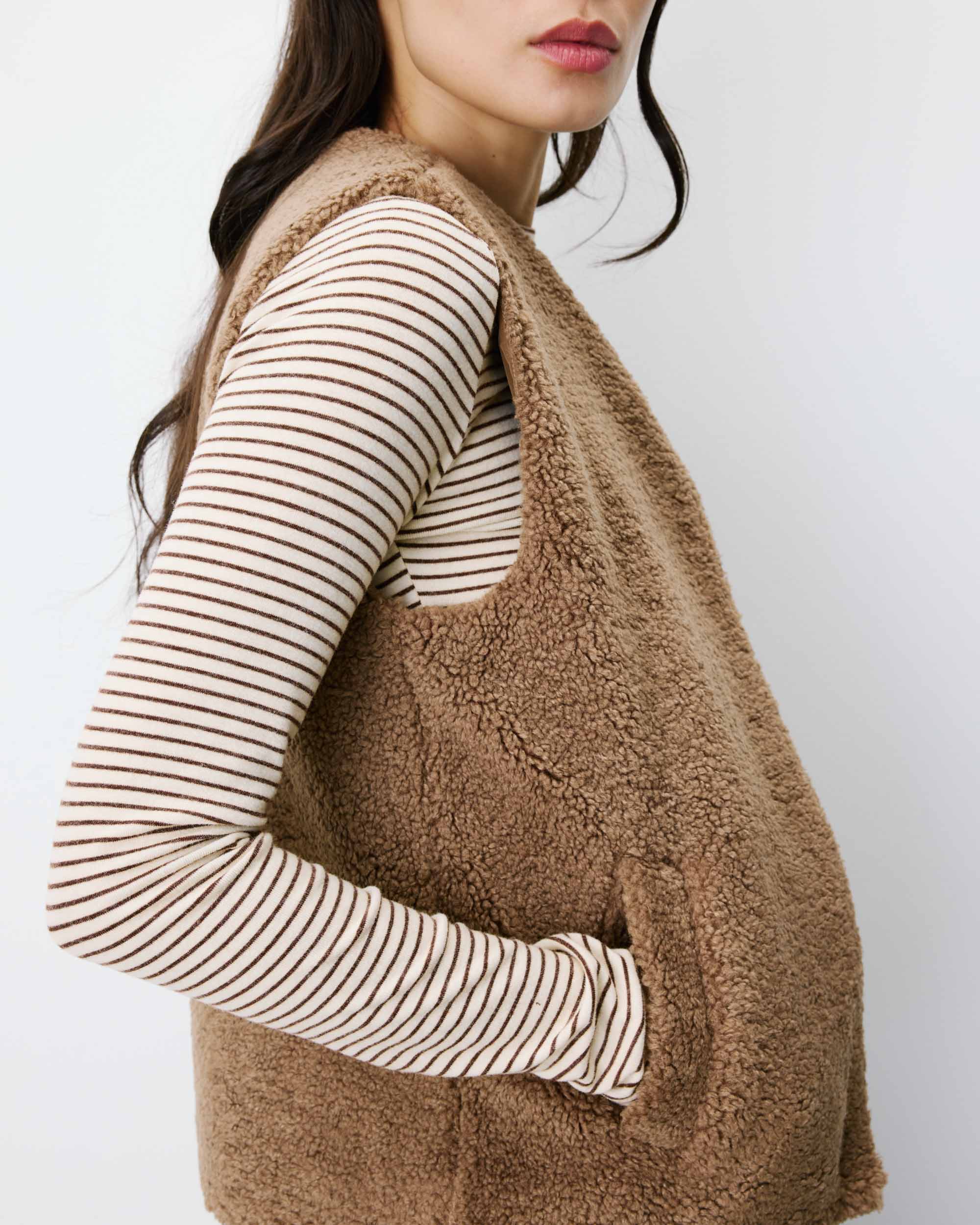 Veste sans manches en fausse shearling taupe Avery
