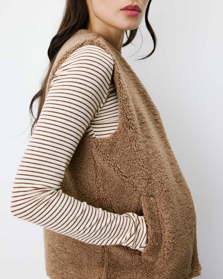 Veste sans manches en fausse shearling taupe Avery