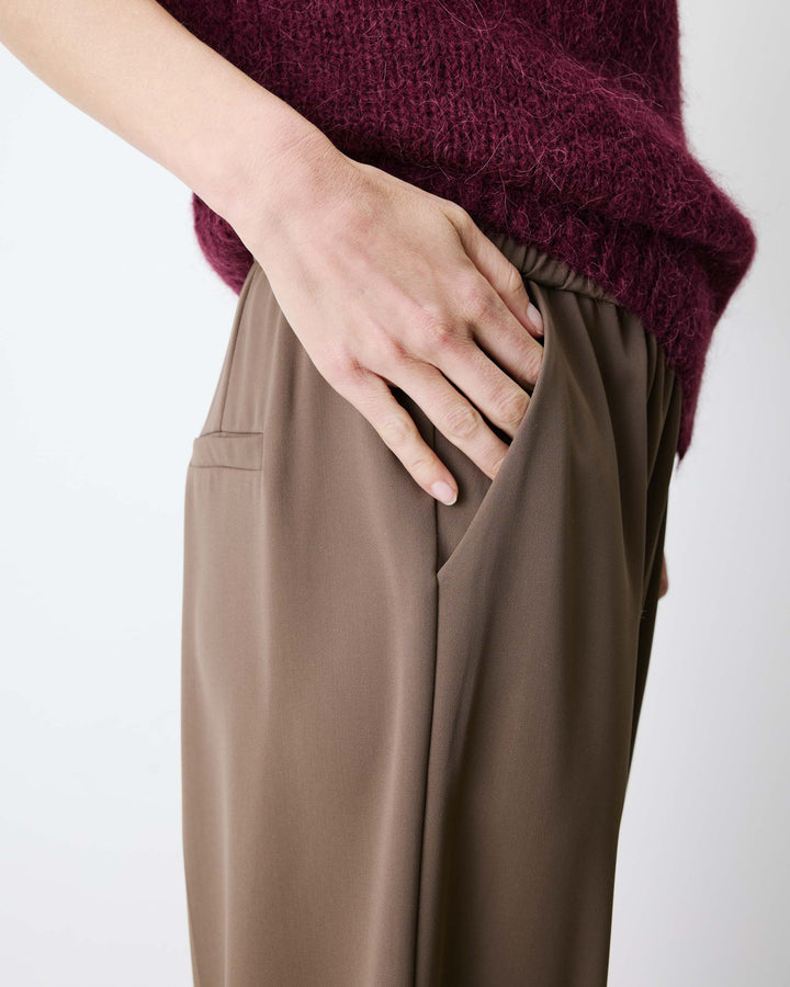 Pantalón amplio fluido con tiro medio taupe Noblesse