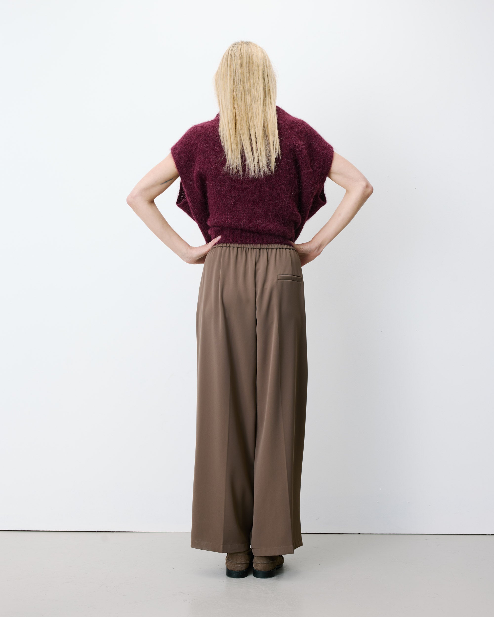 Pantalón amplio fluido con tiro medio taupe Noblesse