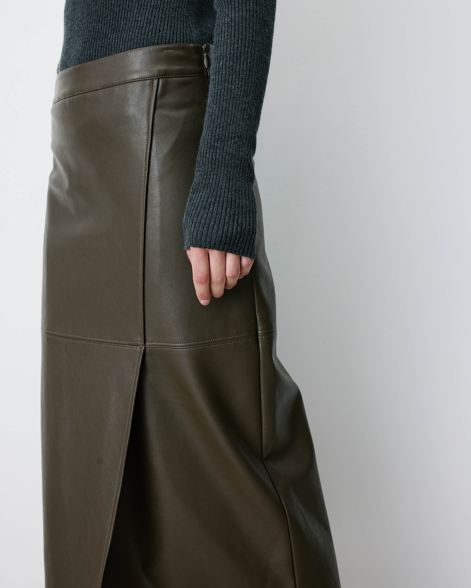 Falda midi cruzada de polipiel kaki Aenor