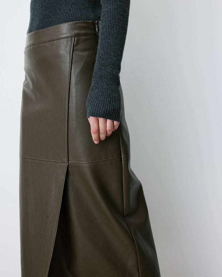 Falda midi cruzada de polipiel kaki Aenor