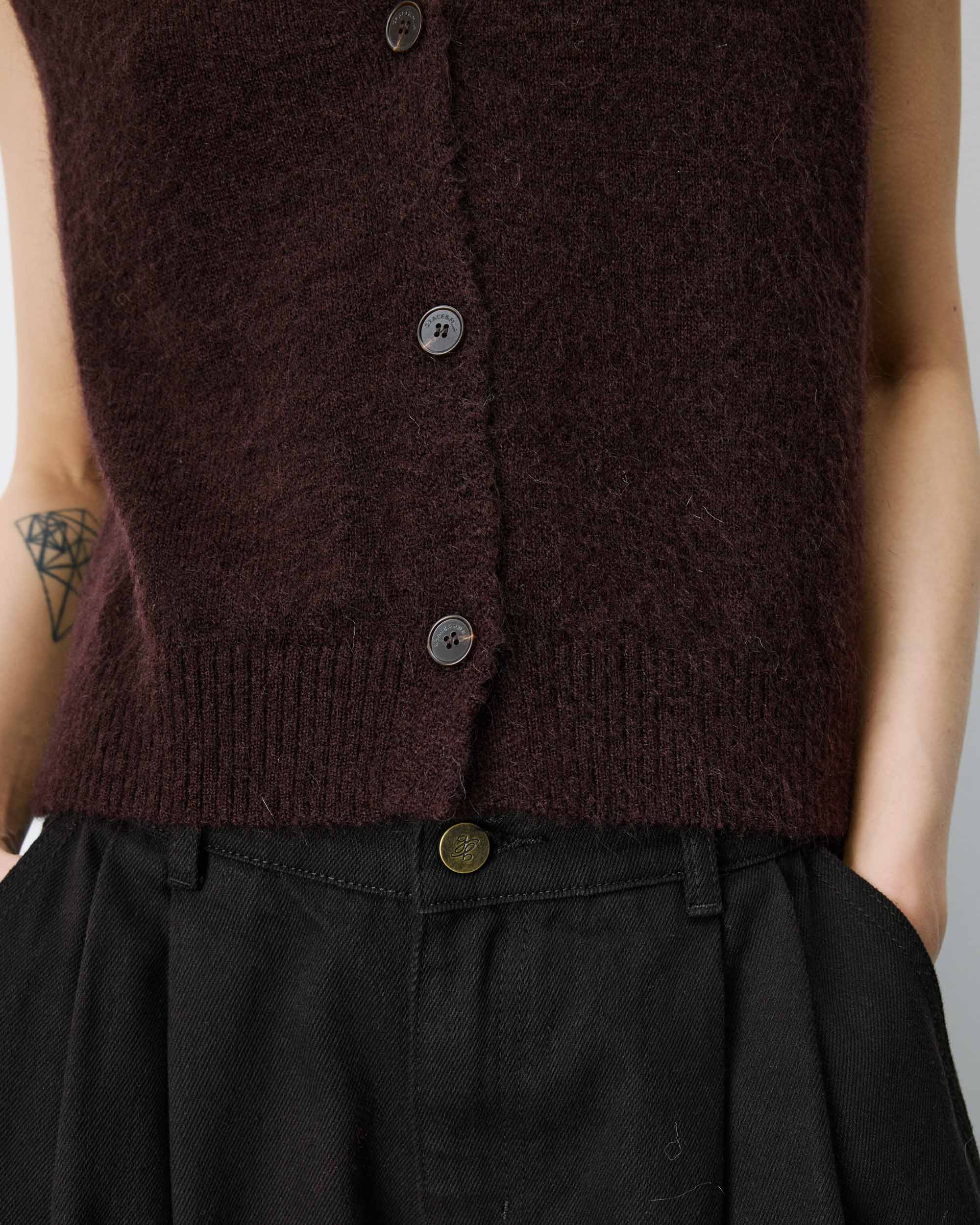 Sleeveless V-neck cardigan chocolat Nars
