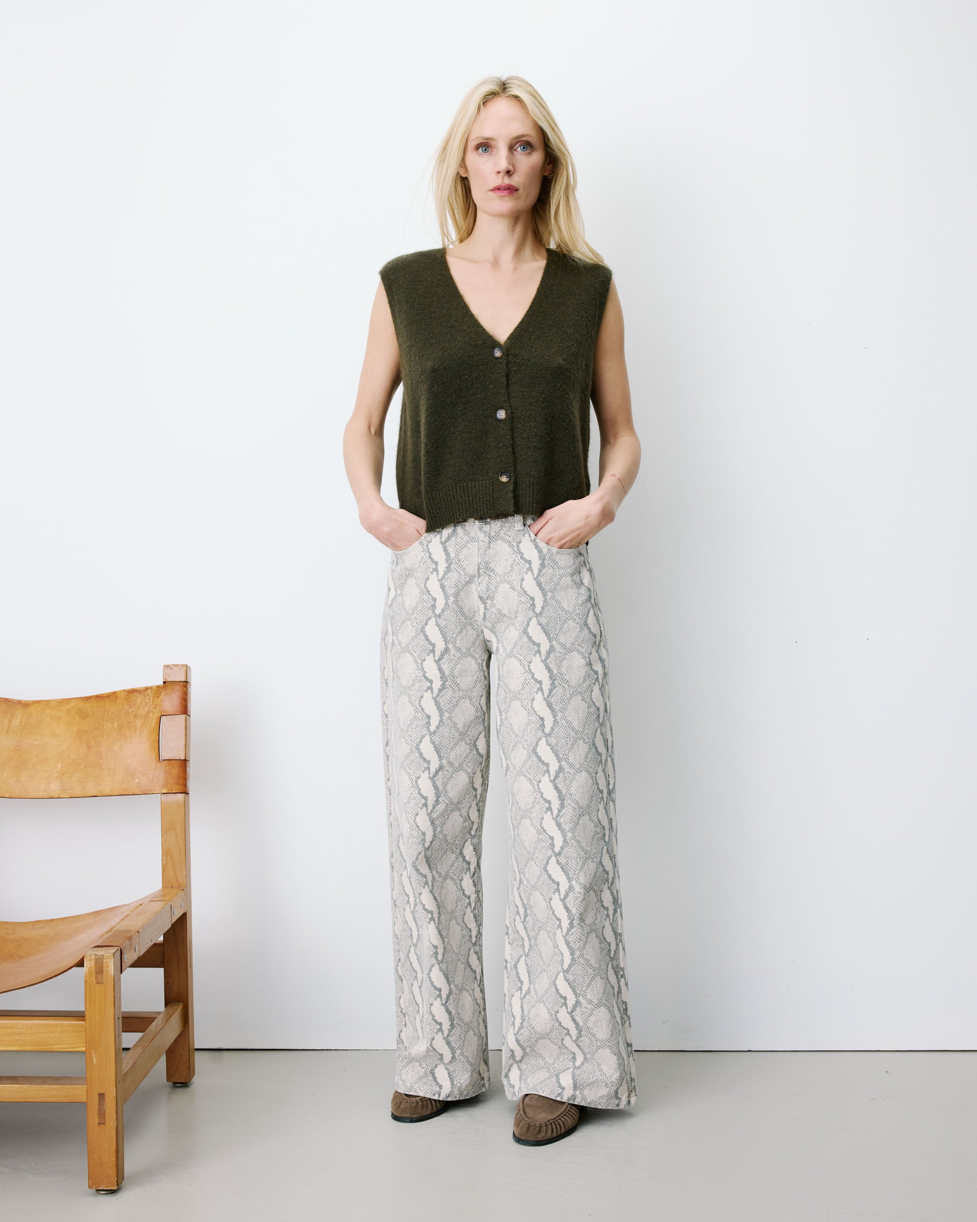 Cardigan sans manches boutonné col V kaki Nars