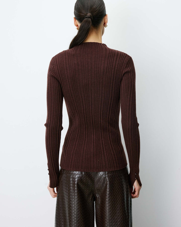 Pull maille fine près du corps col montant chocolat Aloe