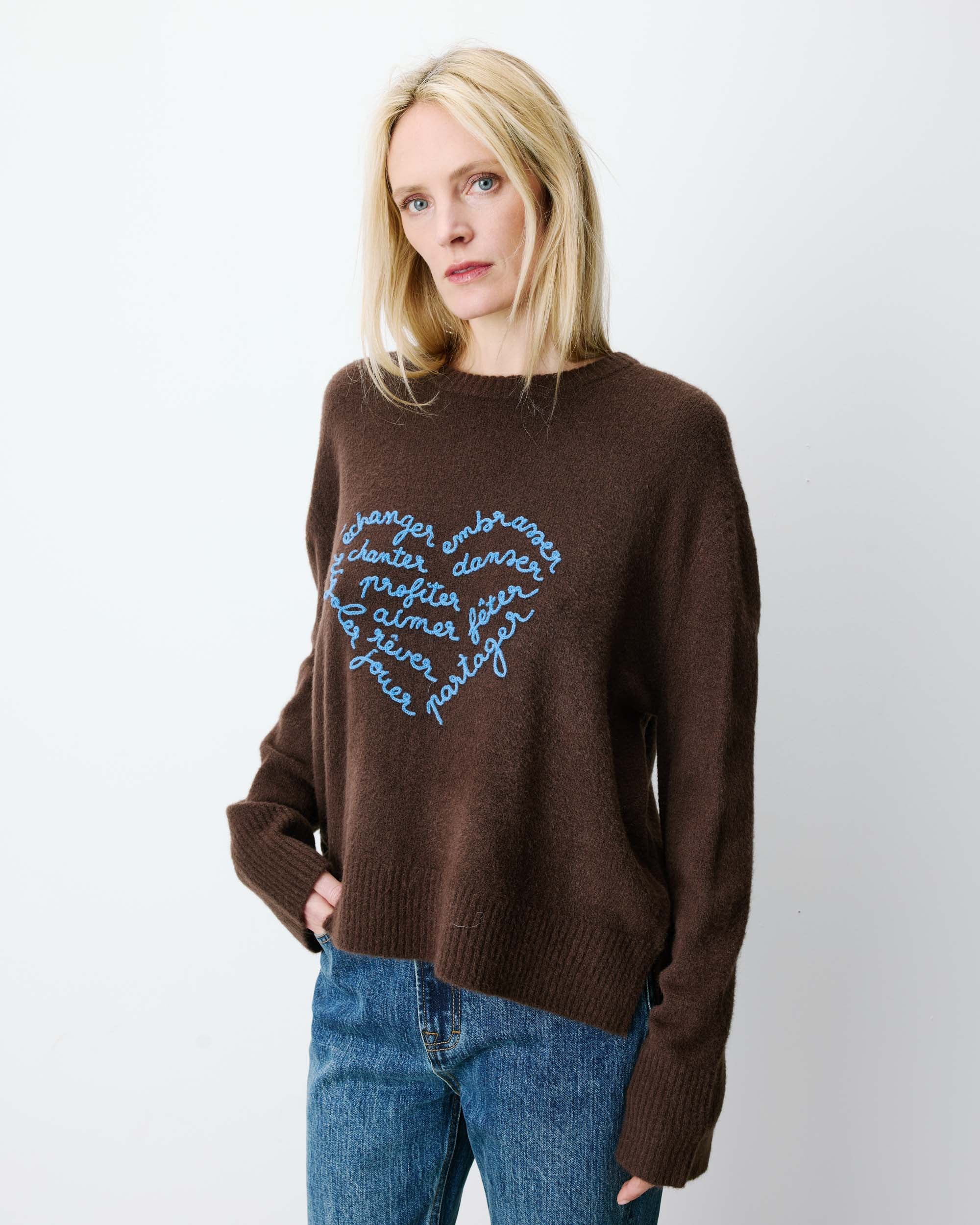 Pull droit col rond à inscription brodée chocolat Aubin