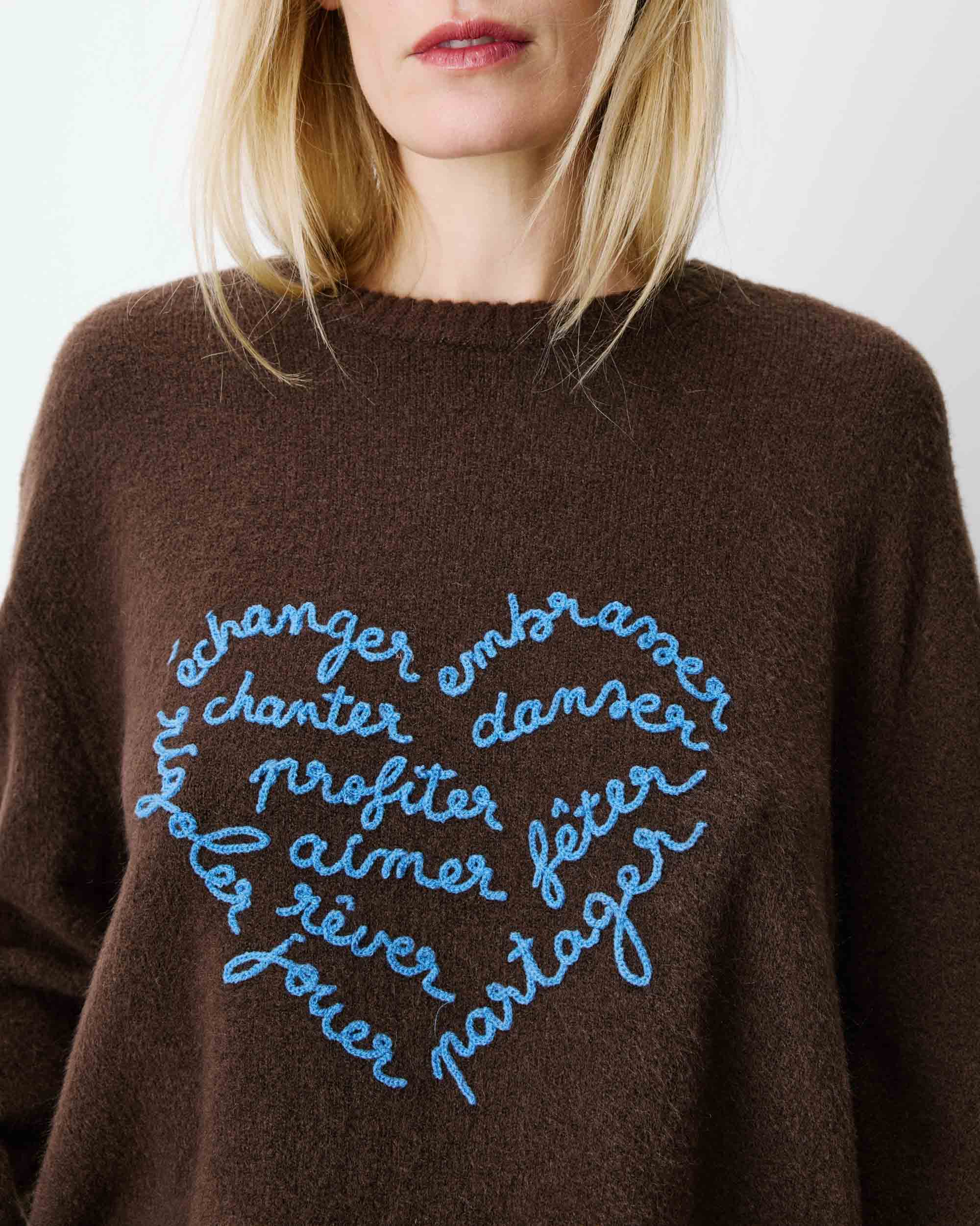 Pull droit col rond à inscription brodée chocolat Aubin