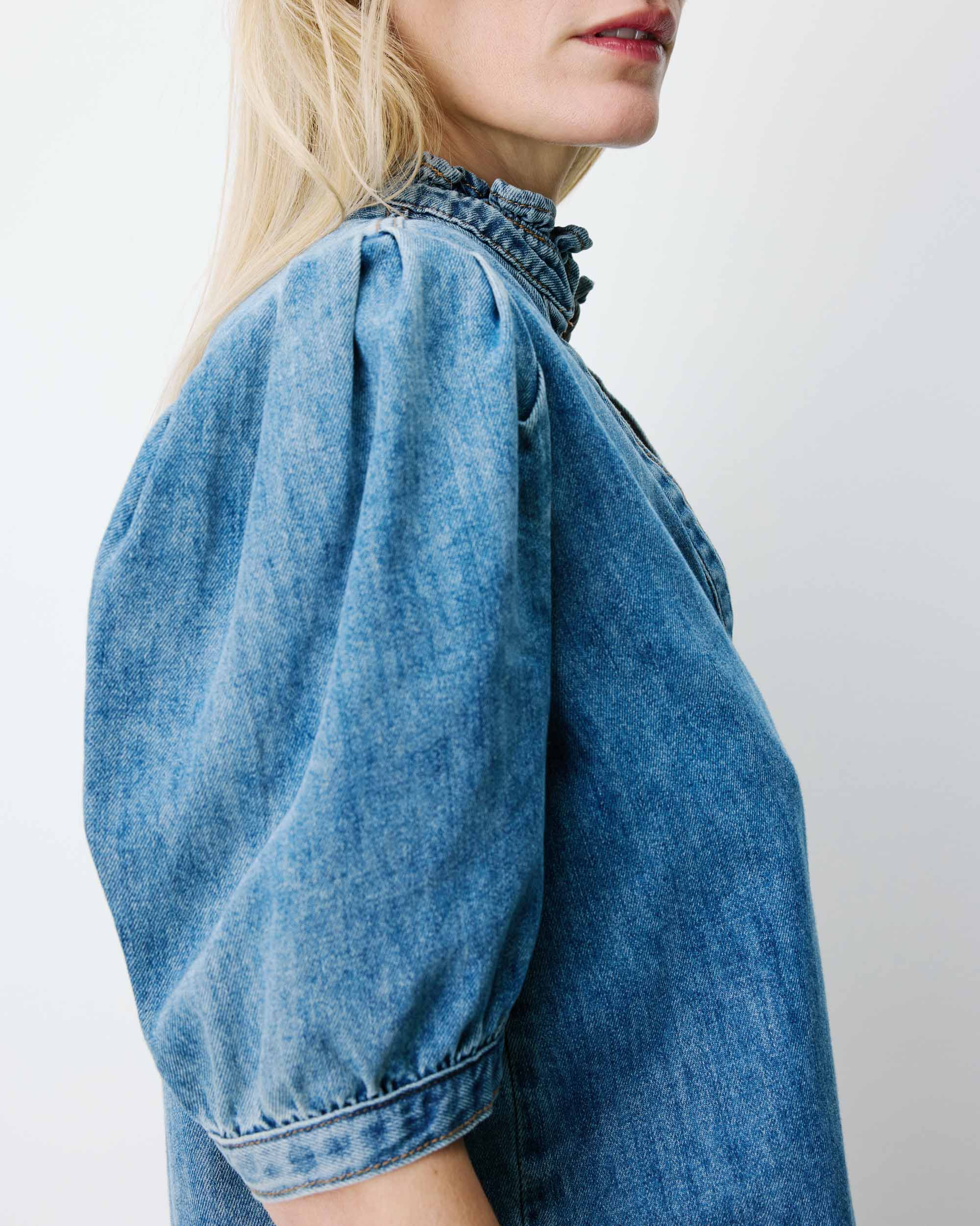 Blouse en denim col V manches bouffantes lightblue Amande