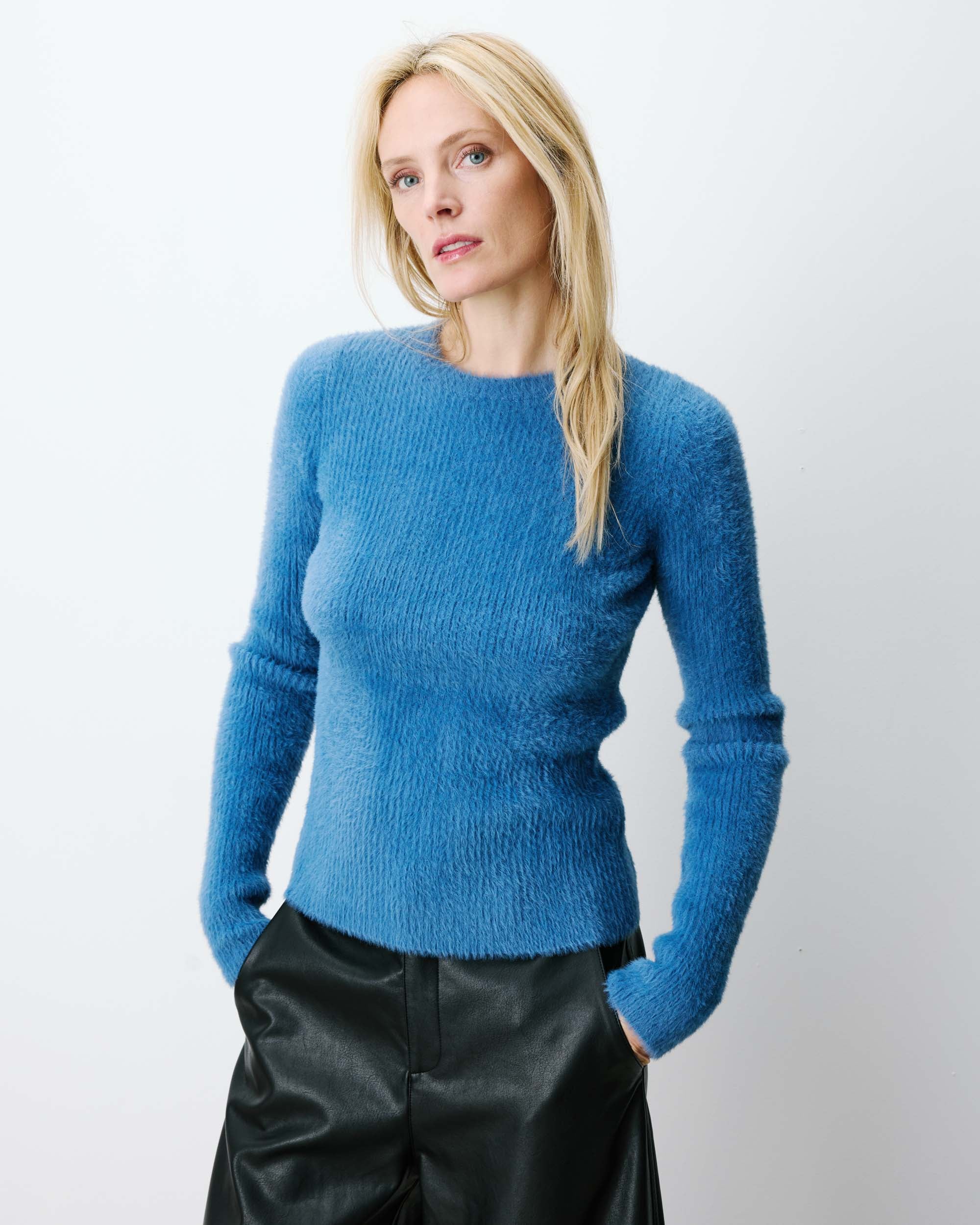 Pull doux près du corps col rond bleuet Auryn
