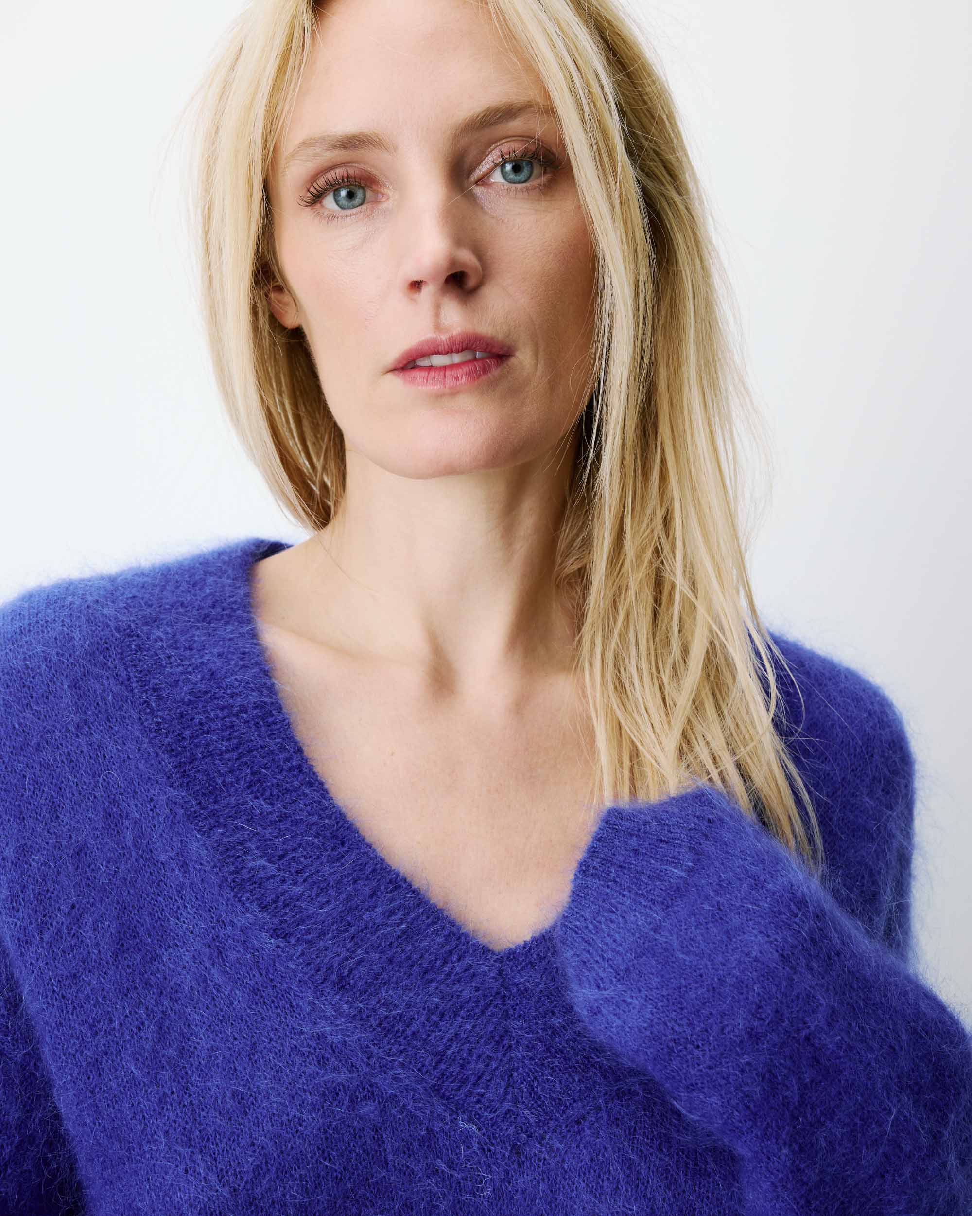 Pull large doux en mohair mélangé col V cobalt Adorable