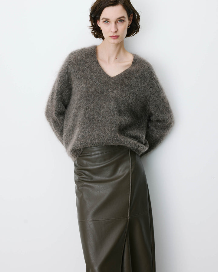 Pull large doux en mohair mélangé col V taupe Adorable