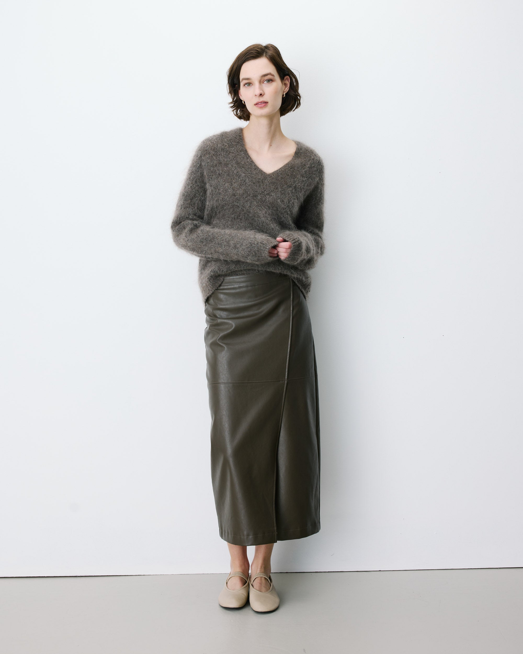 Pull large doux en mohair mélangé col V taupe Adorable