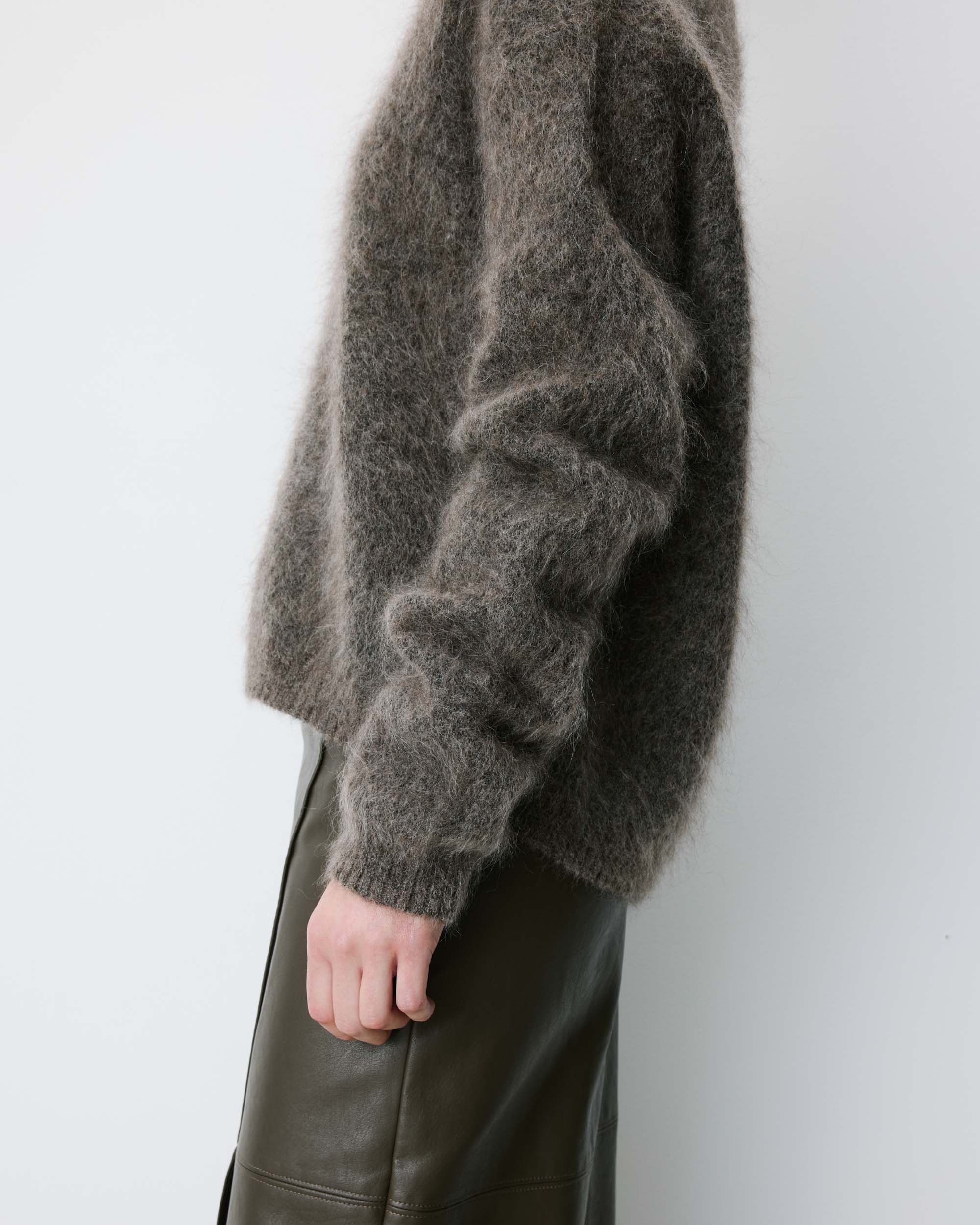 Pull large doux en mohair mélangé col V taupe Adorable