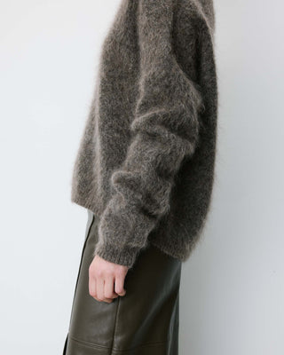 Pull large doux en mohair mélangé col V taupe Adorable