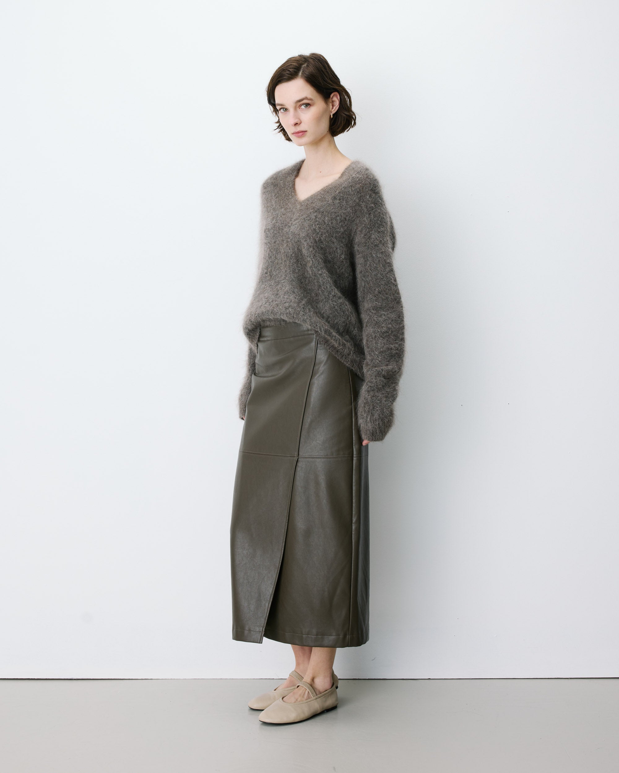 Pull large doux en mohair mélangé col V taupe Adorable